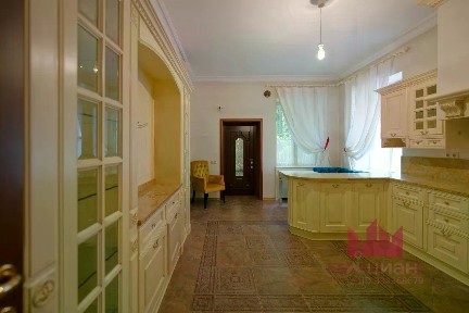 Продается 3-этажный дом, 544 м²
