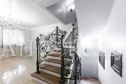 Продается 4-этажный таунхаус, 263,4 м²