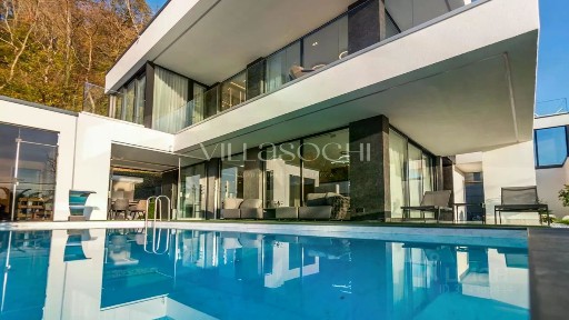 Продается 2-этажный дом, 285 м²
