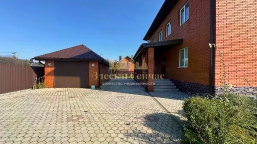 Продается 2-этажный дом, 300 м²