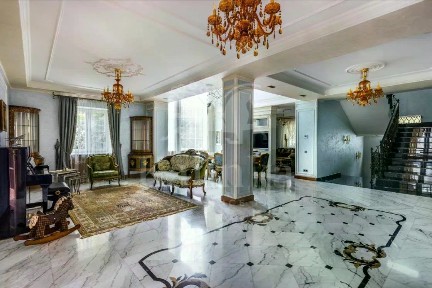 Продается 2-этажный дом, 900 м²