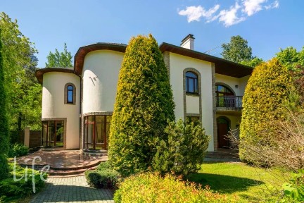 Продается 2-этажный дом, 592 м²