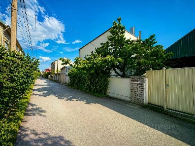 Продается 1/3 часть 3-этажного дома, 276 м²