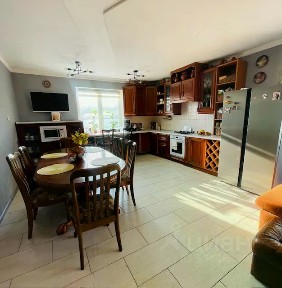 Сдается 2-этажный дом, 254 м²
