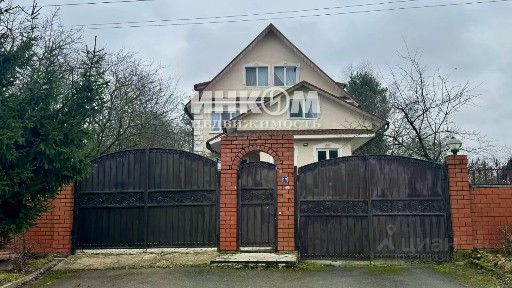 Сдается 3-этажный дом, 300 м²