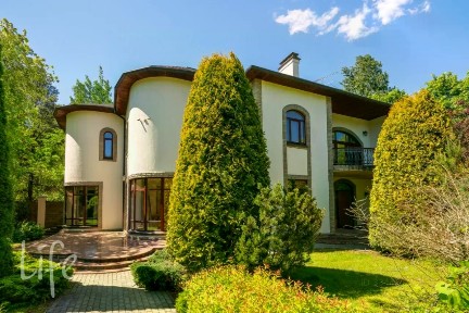 Сдается 2-этажный коттедж, 592 м²