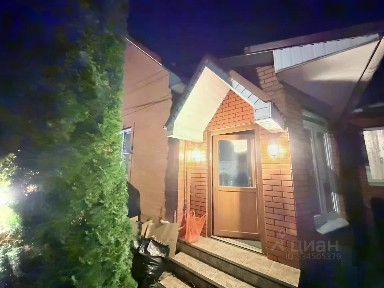 Сдается 2-этажный дом, 250 м²