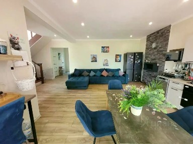Продается 2-этажный дом, 195 м²