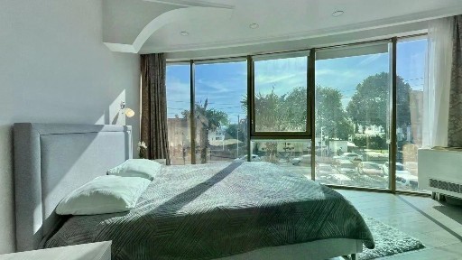 Продается 1-комн. квартира, 130 м²