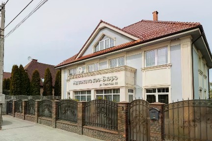 Продается 3-этажный дом, 455 м²