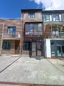 Продается 3-этажный таунхаус, 127,9 м²