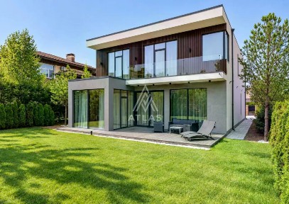 Продается 2-этажный дом, 370 м²