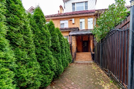 Продается 4-этажный таунхаус, 310 м²