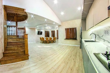 Сдается 3-этажный дом, 350 м²