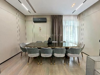 Продается 4-комн. квартира, 200 м²