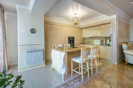 Продается 4-комн. квартира, 140 м²