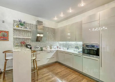 Продается 4-этажный таунхаус, 328,3 м²