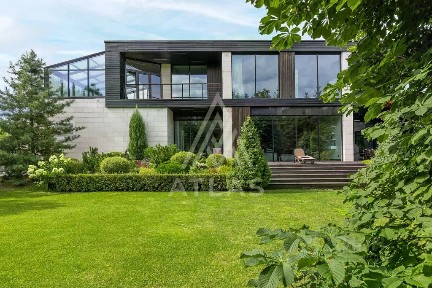 Продается 2-этажный дом, 625 м²