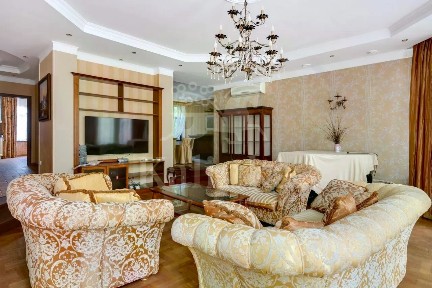 Продается 3-этажный дом, 600 м²