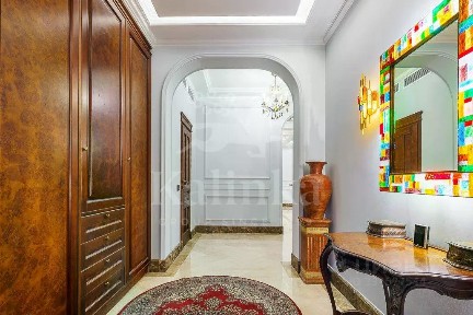 Продается 3-этажный таунхаус, 322 м²