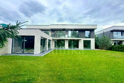 Продается 2-этажный дом, 800 м²