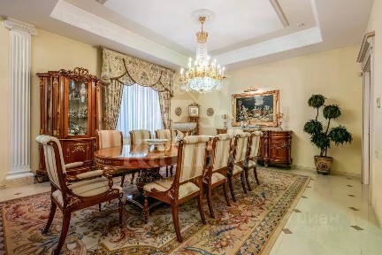 Продается 2-этажный дом, 1 300 м²