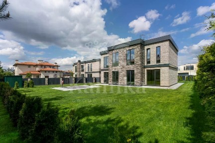 Продается 2-этажный дом, 358 м²