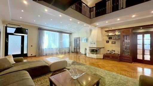 Продается 2-этажный дом, 550 м²