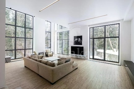 Продается 3-этажный дом, 440 м²