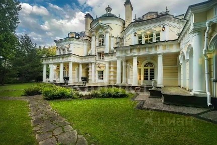 Продается 3-этажный дом, 1 100 м²