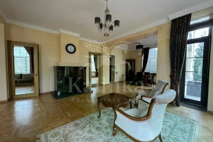 Продается 3-этажный дом, 500 м²