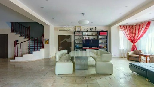 Продается 2-этажный дом, 2 500 м²