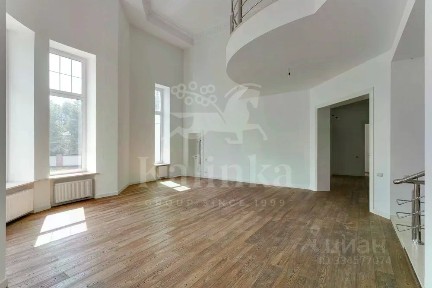 Продается 3-этажный дом, 1 111 м²
