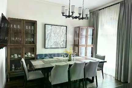Продается 4-этажный таунхаус, 330 м²
