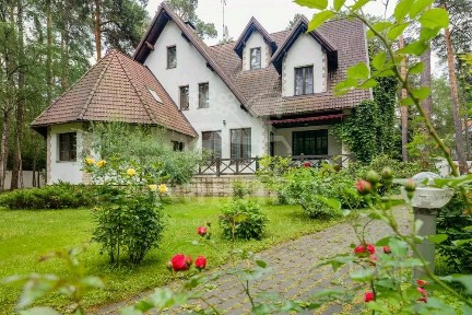 Продается 3-этажный дом, 1 233 м²