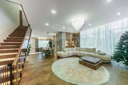 Продается 2-этажный дом, 357 м²