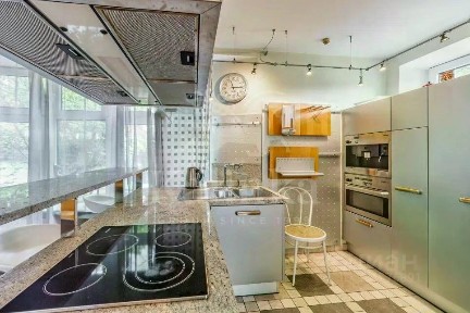Продается 3-этажный дом, 555 м²