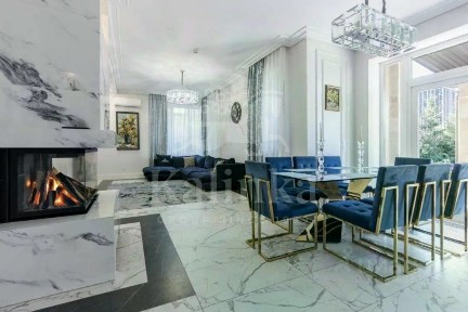 Продается 4-этажный дом, 470 м²