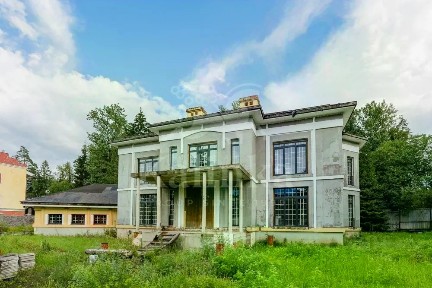 Продается 3-этажный дом, 800 м²