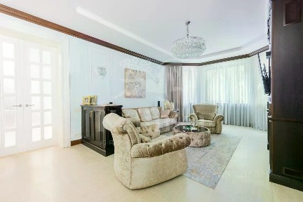 Продается 4-этажный дом, 450 м²