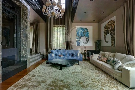 Продается 3-этажный дом, 1 800 м²