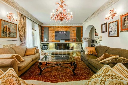 Продается 3-этажный дом, 726 м²