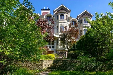 Продается 4-этажный таунхаус, 349,9 м²