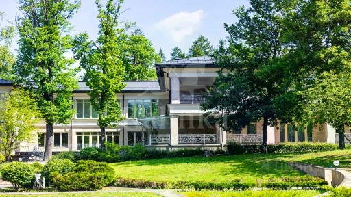 Продается 2-этажный дом, 1 930 м²