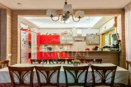 Продается 2-этажный дом, 570 м²