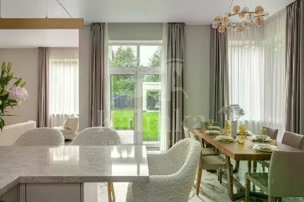 Продается 2-этажный дом, 300 м²
