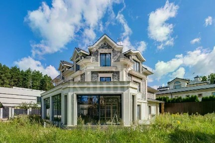 Продается 2-этажный дом, 550 м²
