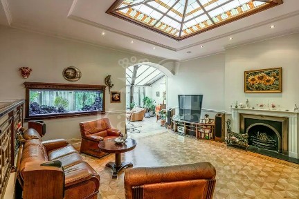 Продается 3-этажный дом, 462 м²