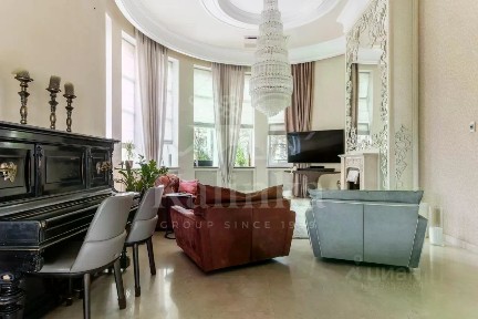 Продается 3-этажный таунхаус, 400 м²
