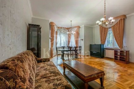 Продается 4-этажный дом, 320 м²
